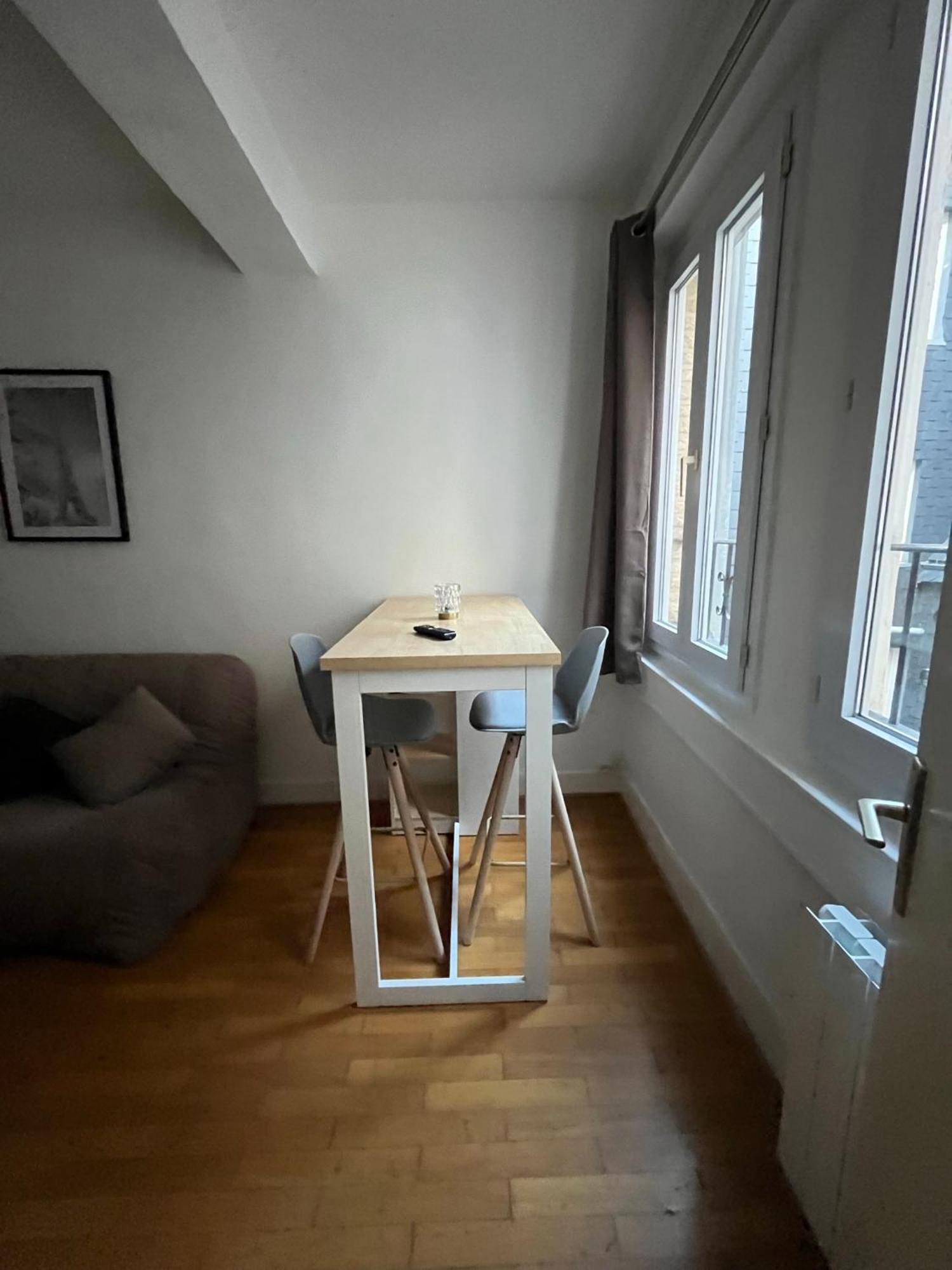 Les D'albatre, Le 44 Apartment *