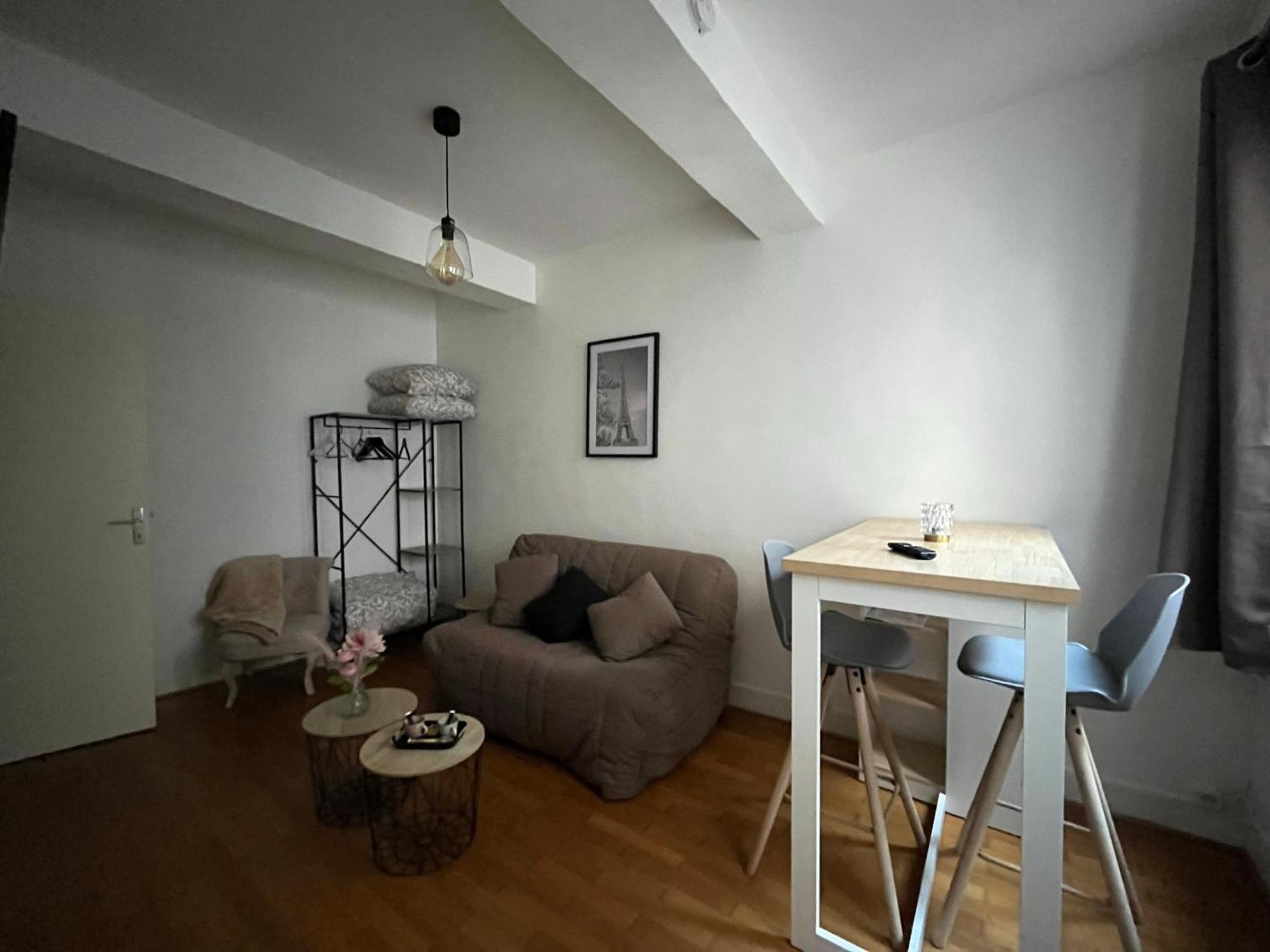 Les D'albatre, Le 44 Apartment *