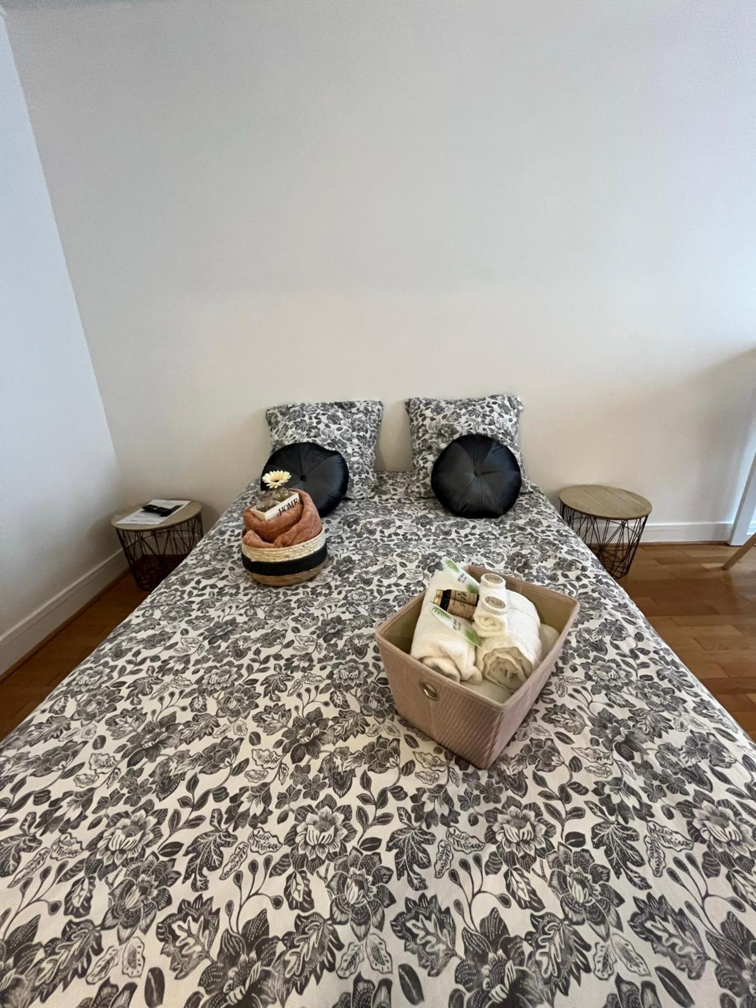 Les D'albatre, Le 44 Apartment *