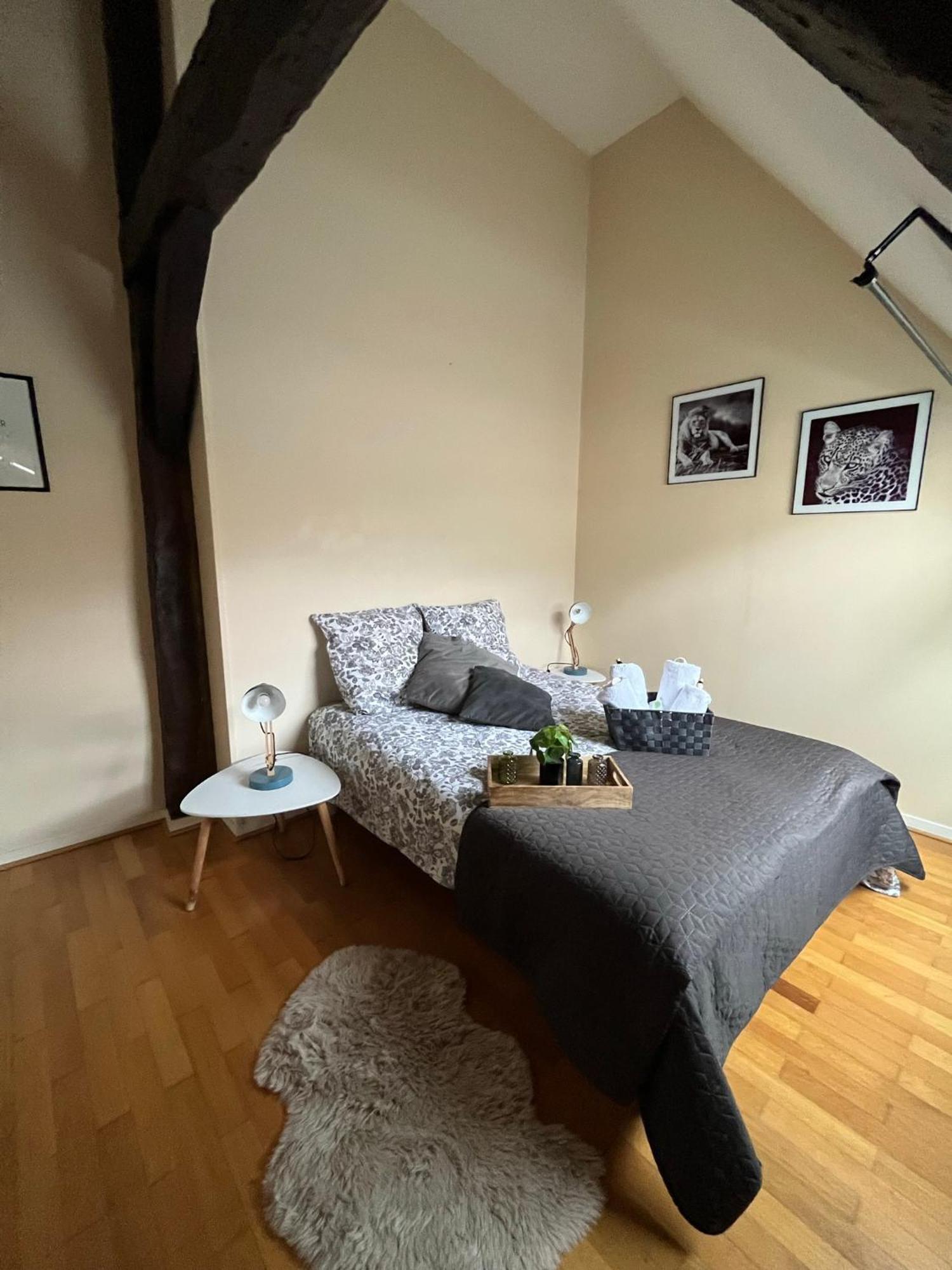 Les D'albatre, Le 44 Apartment