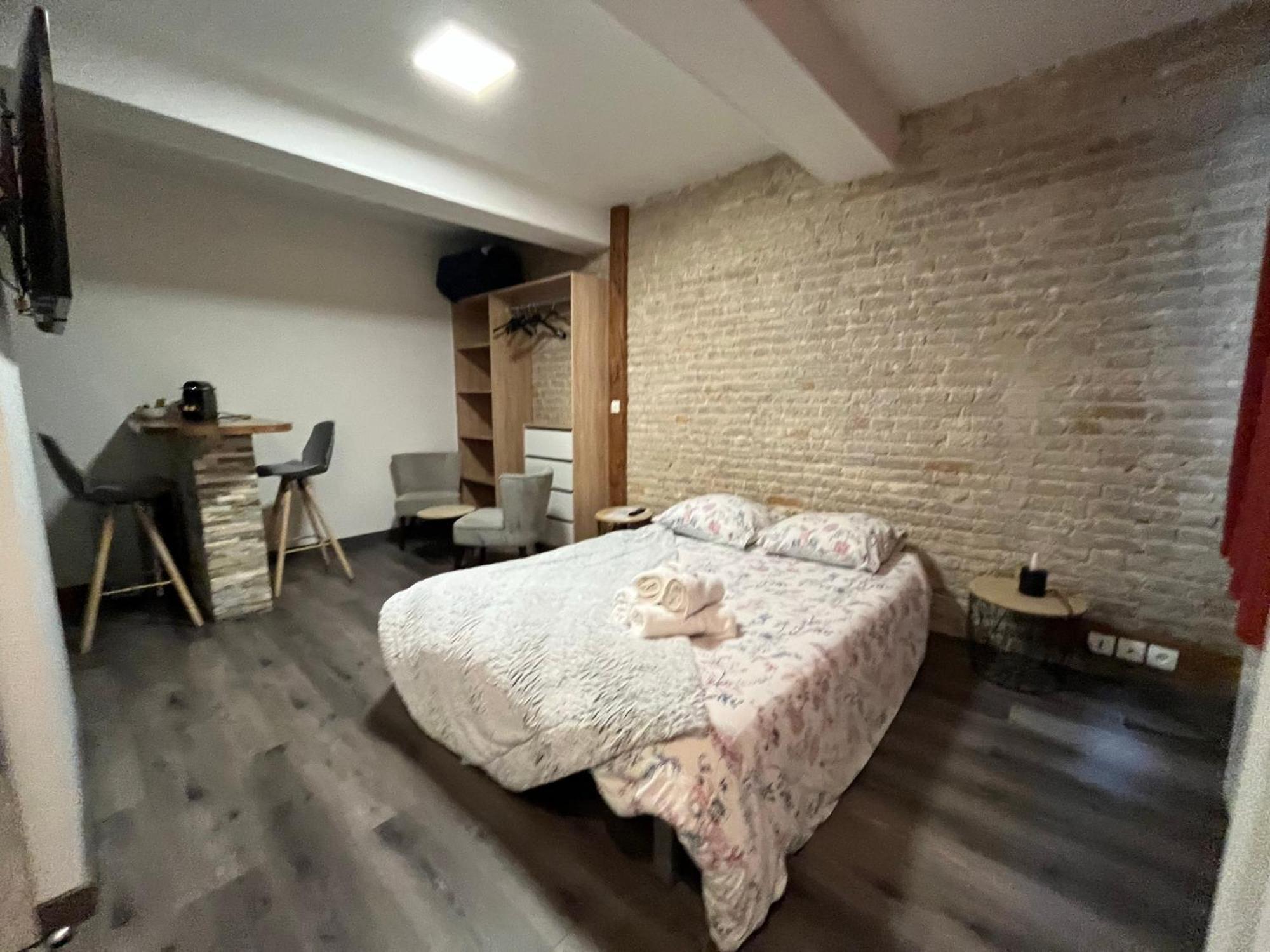 Les D'albatre, Le 44 Apartment